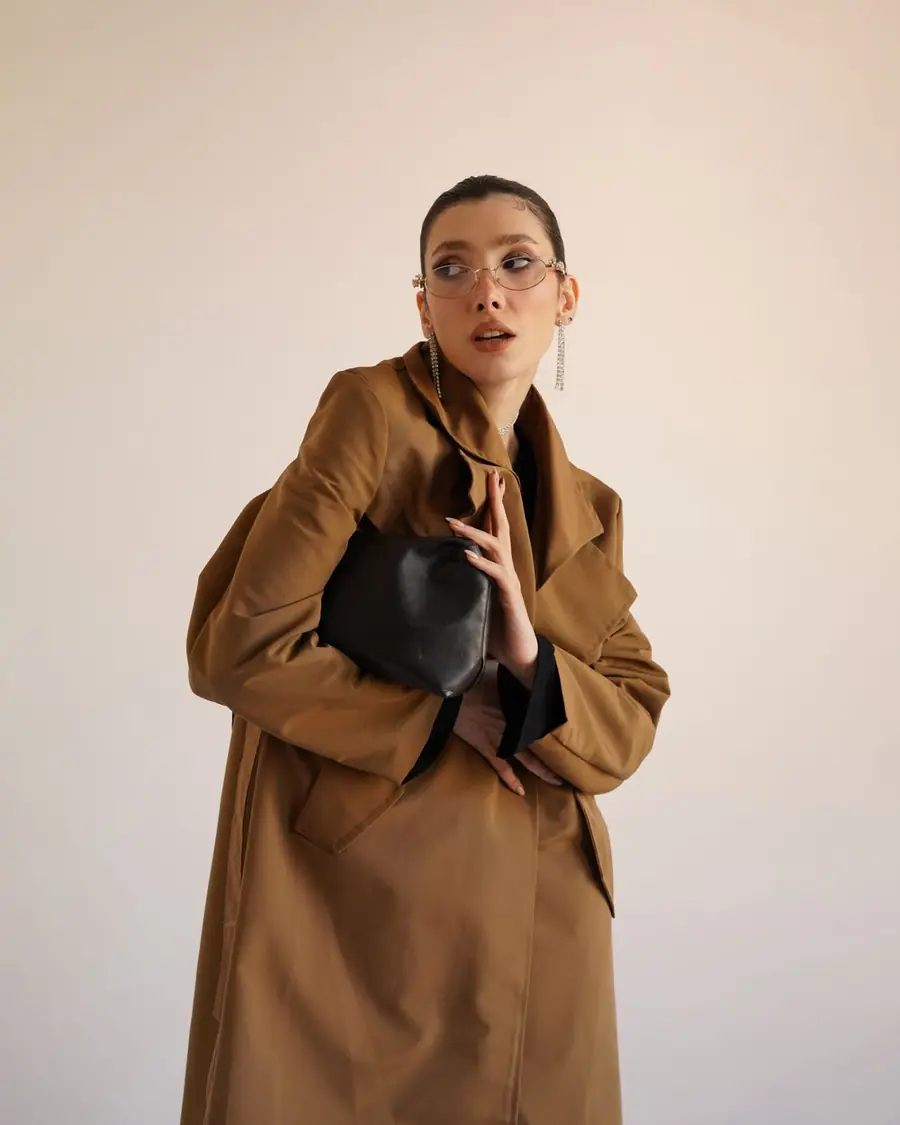 Trench details: collar and belt